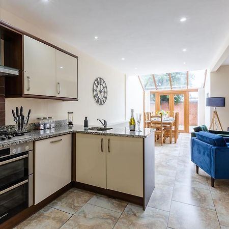 Albert - 5 Bedrooms Sleeps 11 Parking Wi-Fi Contractors Preston  Bagian luar foto