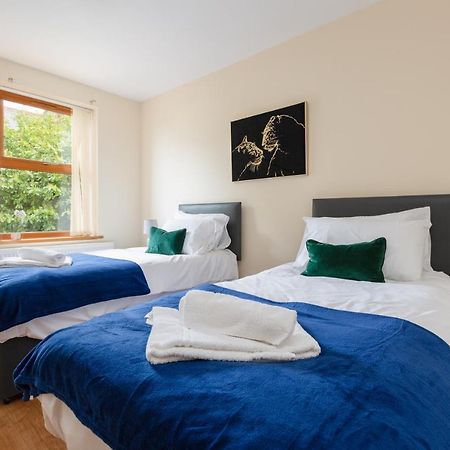 Albert - 5 Bedrooms Sleeps 11 Parking Wi-Fi Contractors Preston  Bagian luar foto
