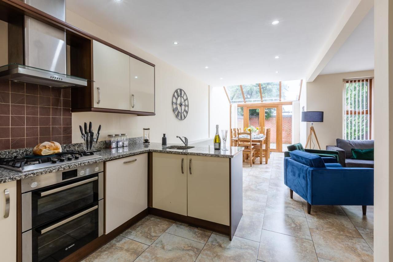 Albert - 5 Bedrooms Sleeps 11 Parking Wi-Fi Contractors Preston  Bagian luar foto