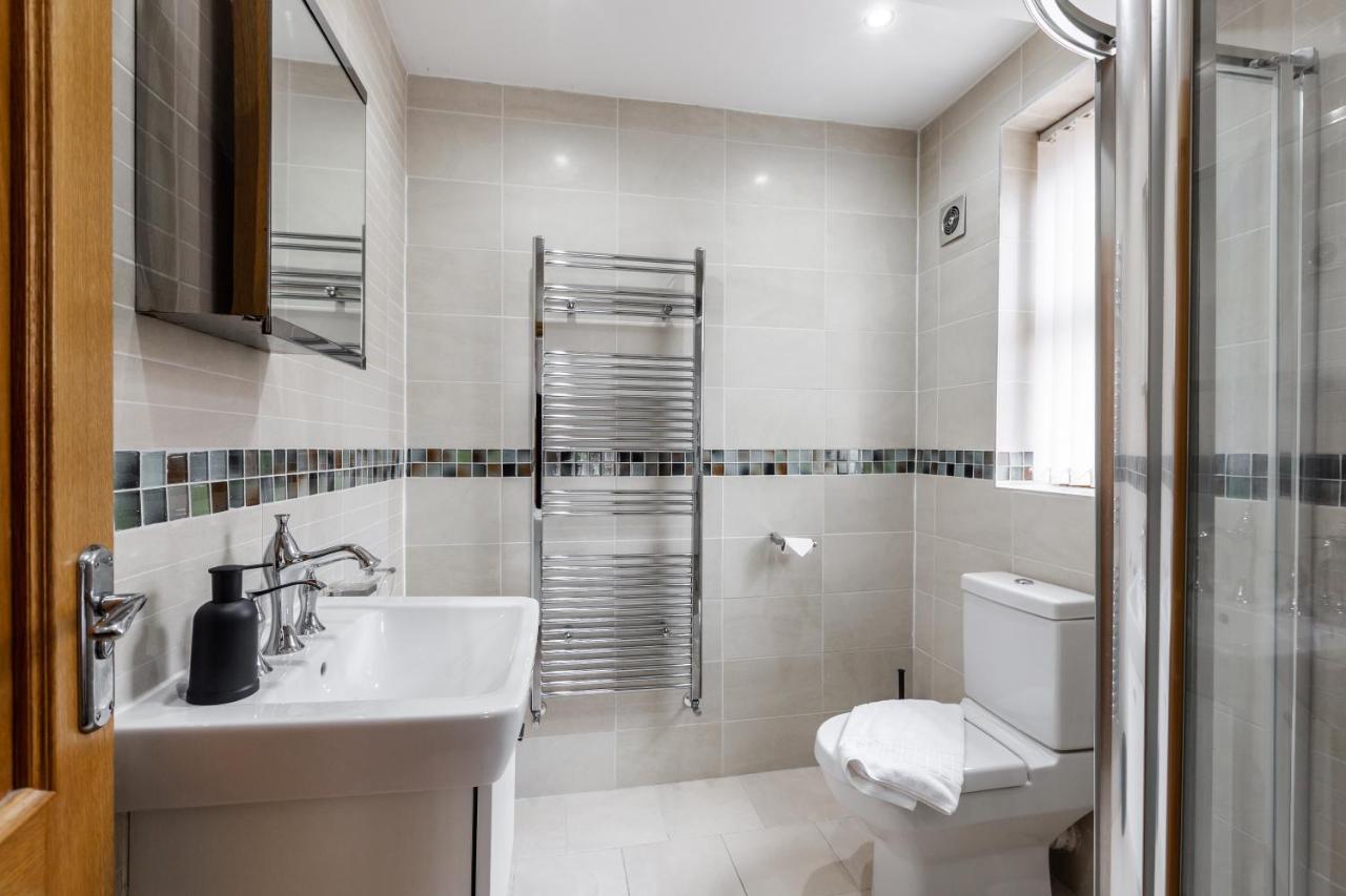 Albert - 5 Bedrooms Sleeps 11 Parking Wi-Fi Contractors Preston  Bagian luar foto