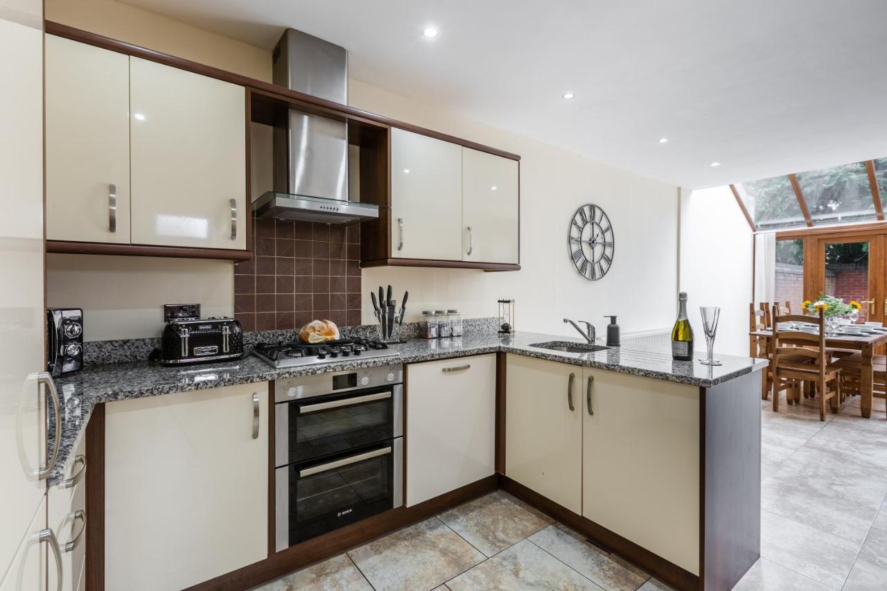 Albert - 5 Bedrooms Sleeps 11 Parking Wi-Fi Contractors Preston  Bagian luar foto